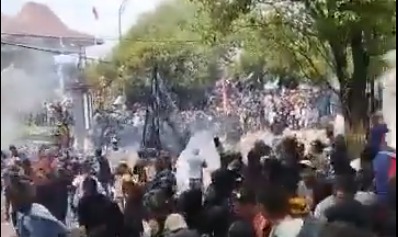 Gas Air Mata Warnai Demo Ricuh Tuntut Mundurnya Bupati Pati